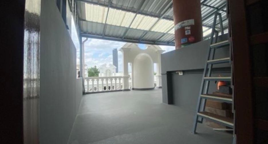 For rent 5 bedrooms townhouse in Watthana, Bangkok