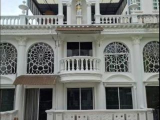 À louer 5 chambres maison de ville à Watthana, Bangkok