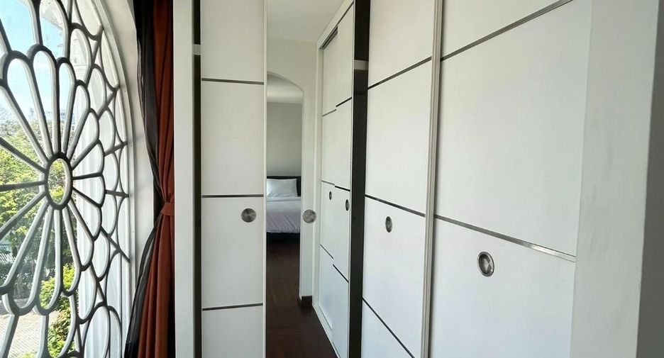 For rent 5 bedrooms townhouse in Watthana, Bangkok