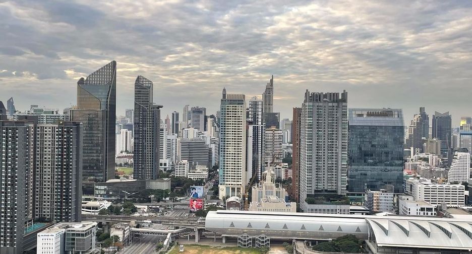 For rent 2 bedrooms condo in Huai Khwang, Bangkok