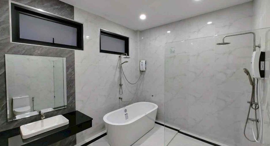 For rent 4 bedrooms villa in Sattahip, Chonburi