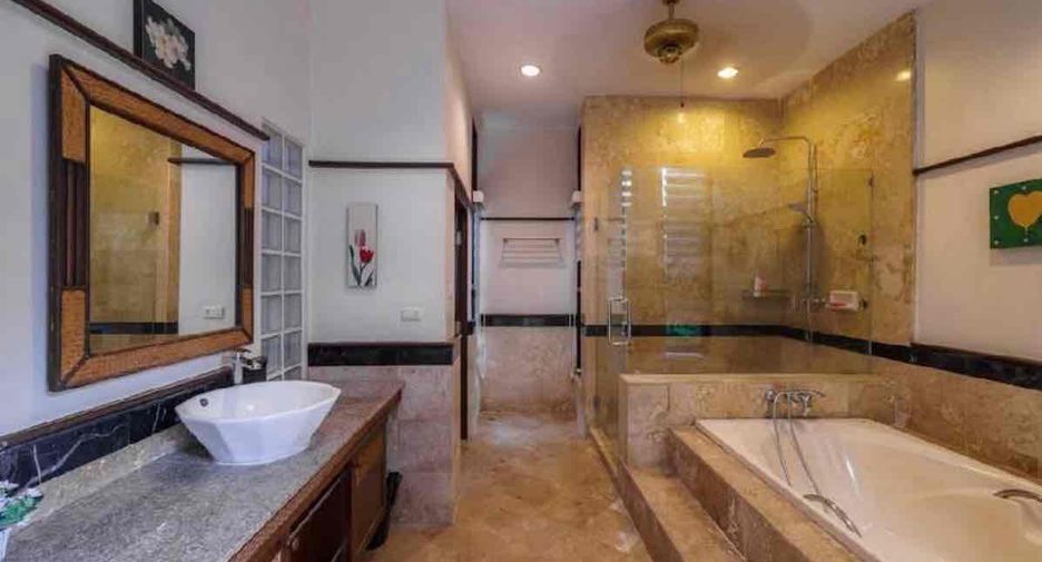For rent 5 bedrooms villa in East Pattaya, Pattaya