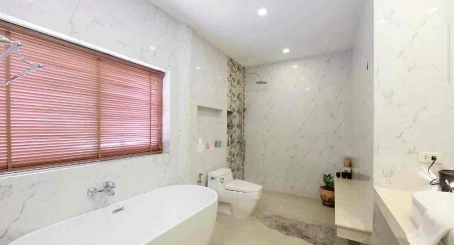 For rent 5 bedrooms villa in East Pattaya, Pattaya