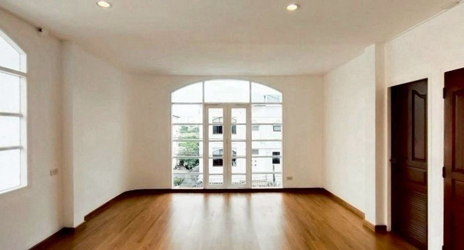 Reihenhaus zum Kauf mit 4 Zimmer in Huai Khwang, Bangkok
