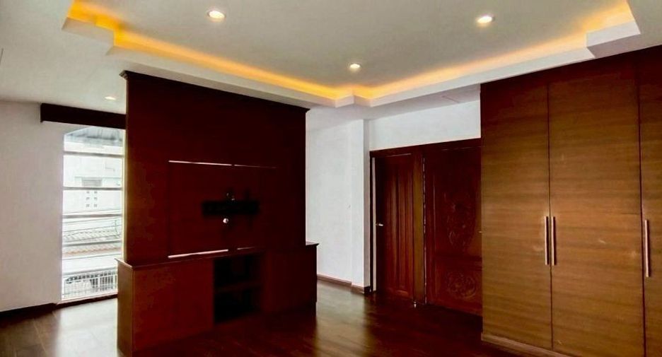 Reihenhaus zum Kauf mit 4 Zimmer in Huai Khwang, Bangkok