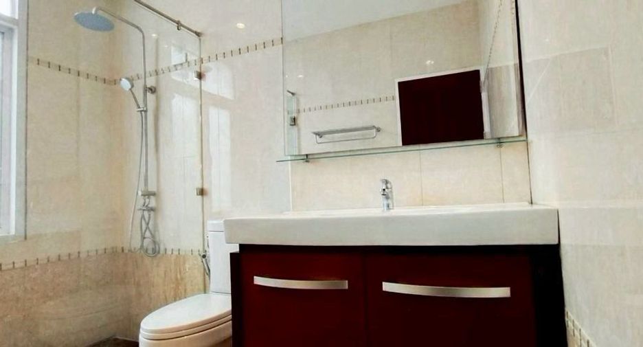 Reihenhaus zum Kauf mit 4 Zimmer in Huai Khwang, Bangkok