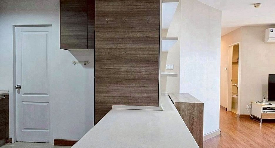 For rent 2 bedrooms condo in Huai Khwang, Bangkok