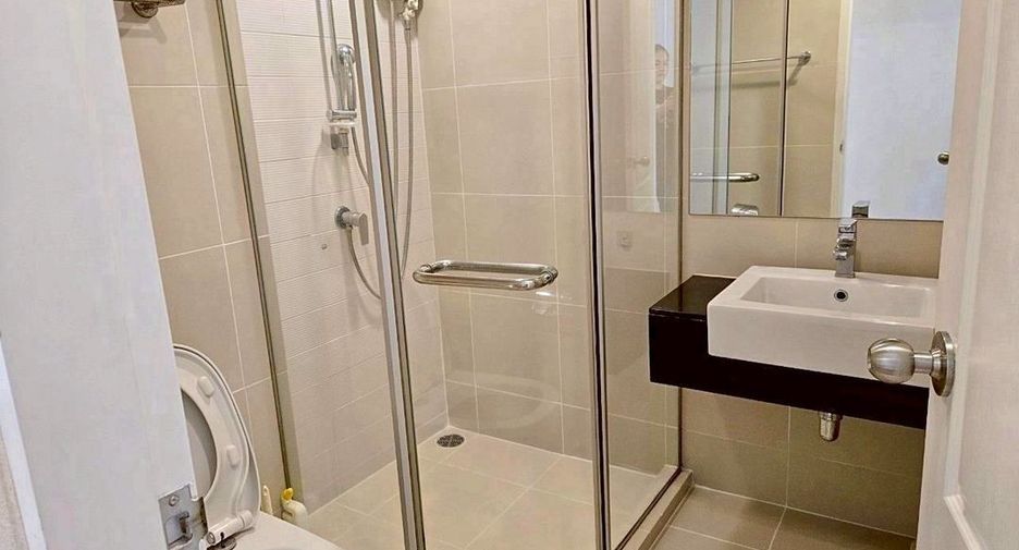 For rent 2 bedrooms condo in Huai Khwang, Bangkok