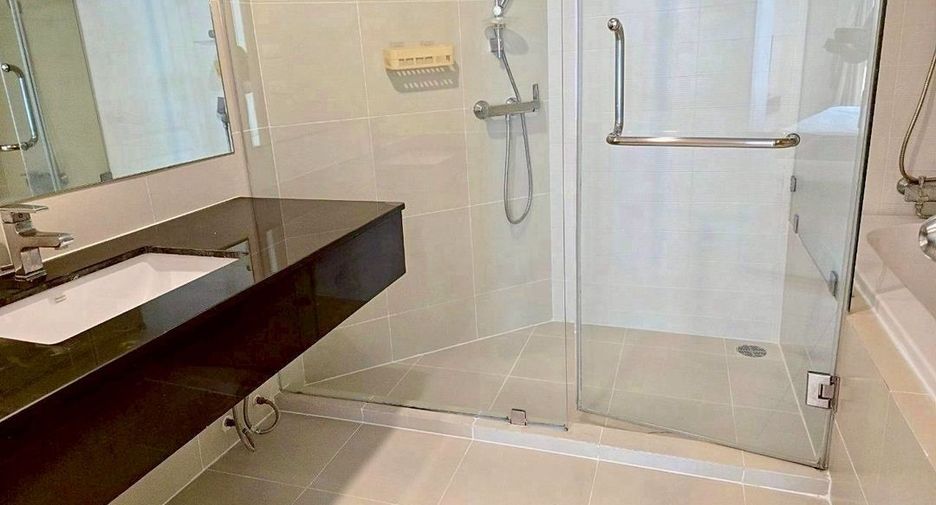 For rent 2 bedrooms condo in Huai Khwang, Bangkok