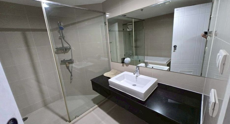 For rent 2 bedrooms condo in Huai Khwang, Bangkok