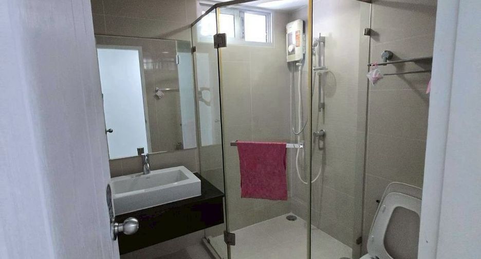 For rent 2 bedrooms condo in Huai Khwang, Bangkok