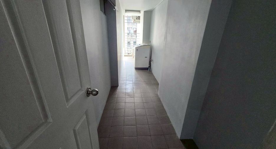 For rent 2 bedrooms condo in Huai Khwang, Bangkok