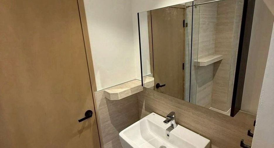 For rent 3 bedrooms townhouse in Khlong Toei, Bangkok