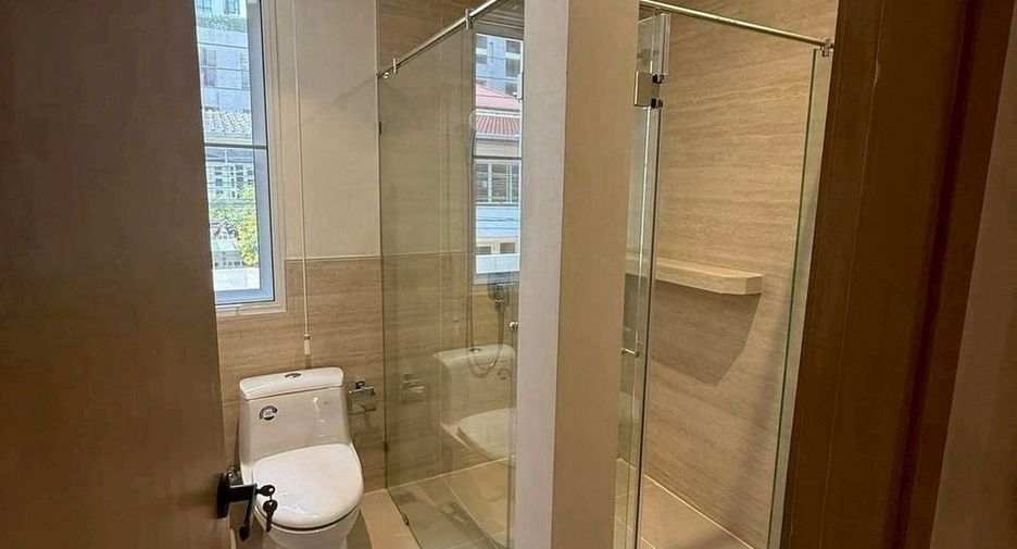 For rent 3 bedrooms townhouse in Khlong Toei, Bangkok