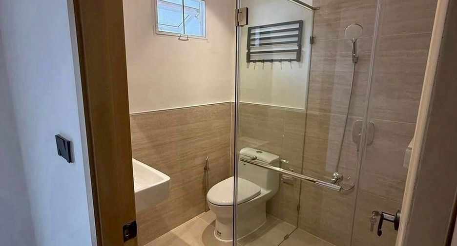 For rent 3 bedrooms townhouse in Khlong Toei, Bangkok