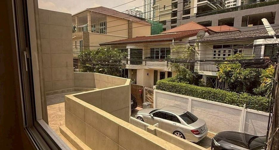 For rent 3 bedrooms townhouse in Khlong Toei, Bangkok