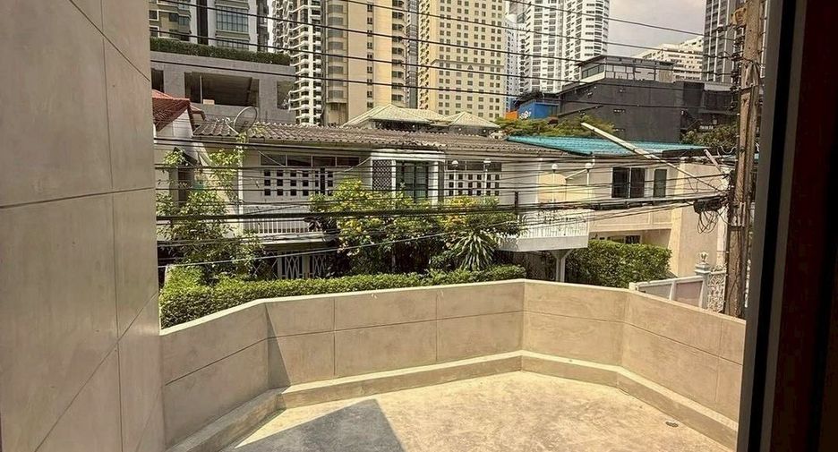 For rent 3 bedrooms townhouse in Khlong Toei, Bangkok