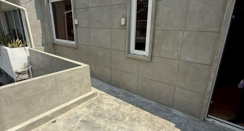 For rent 3 bedrooms townhouse in Khlong Toei, Bangkok