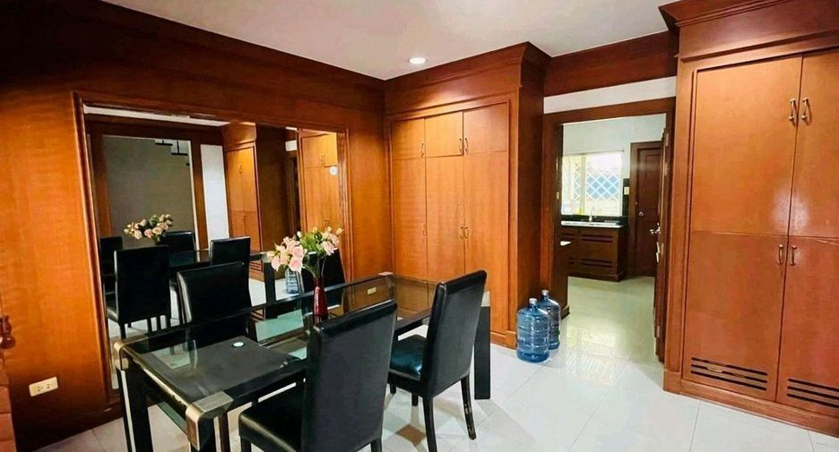 For rent 4 bedrooms house in Watthana, Bangkok
