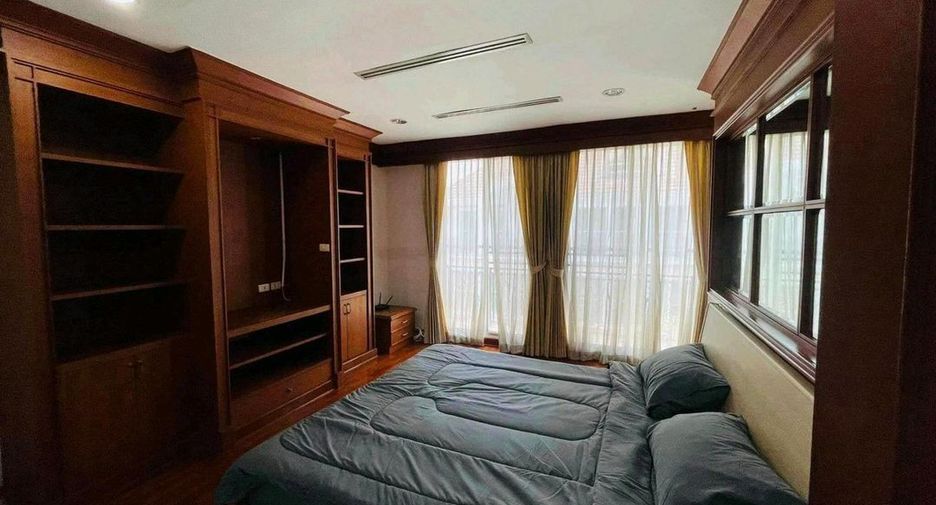 For rent 4 bedrooms house in Watthana, Bangkok