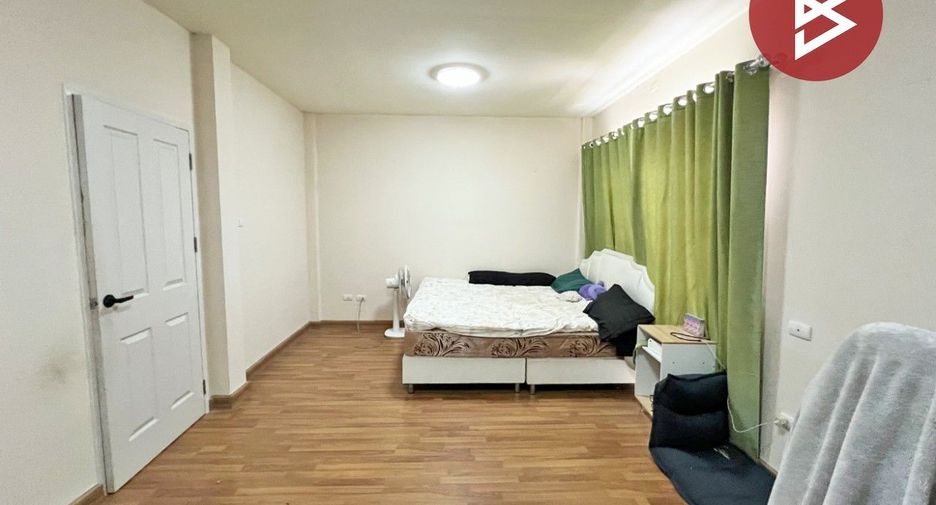 Casa adosada en venta de 3 habitaciones en Si Racha, Chonburi