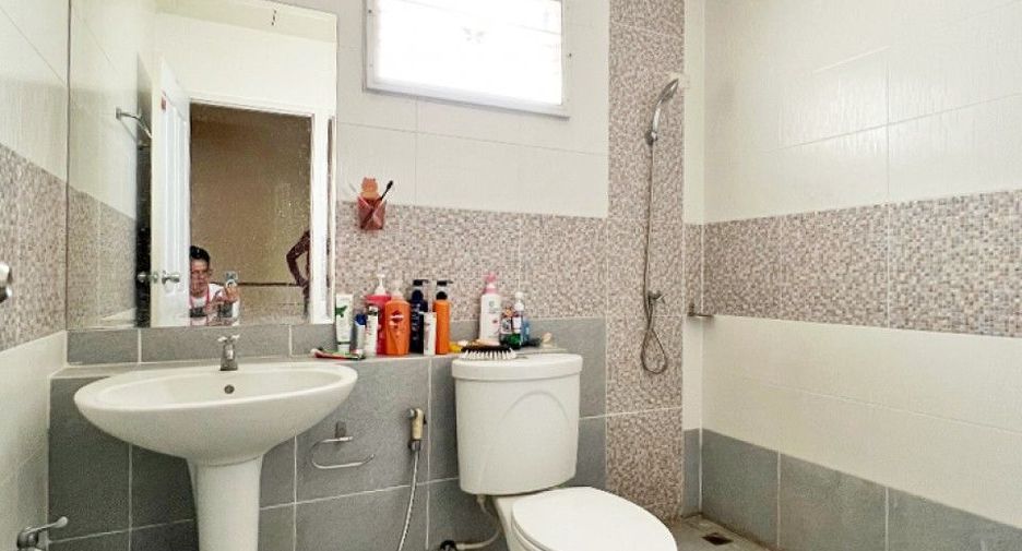 Casa adosada en venta de 3 habitaciones en Si Racha, Chonburi
