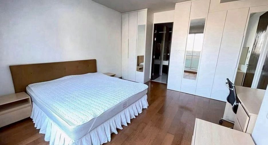 For rent 3 bedrooms condo in Pathum Wan, Bangkok