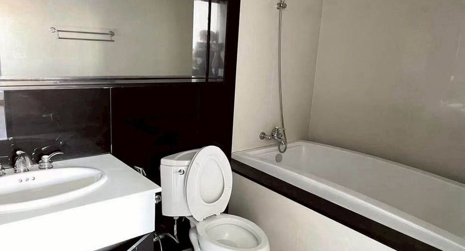 For rent 3 bedrooms condo in Pathum Wan, Bangkok