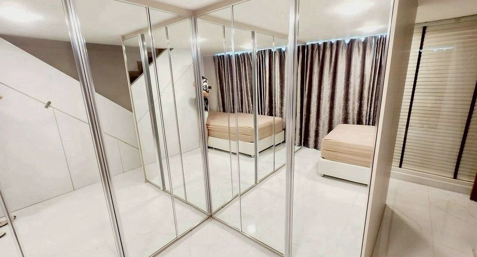 For rent 4 bedrooms condo in Watthana, Bangkok