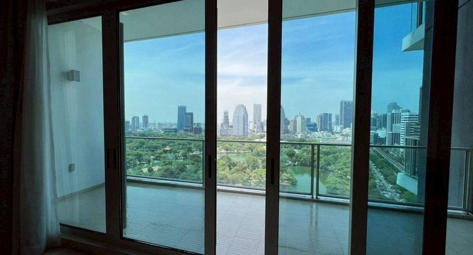 For rent 3 bedrooms condo in Pathum Wan, Bangkok