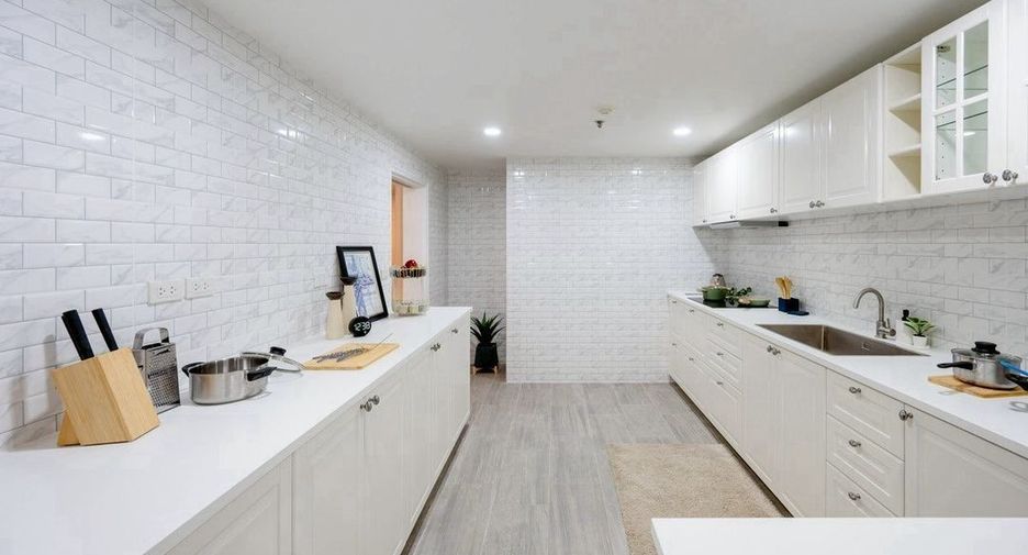 For sale 3 bedrooms condo in Khlong Toei, Bangkok