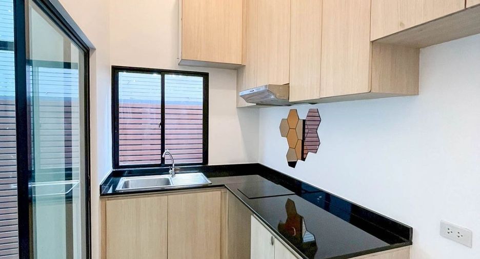 For sale 3 bedrooms townhouse in Suan Luang, Bangkok