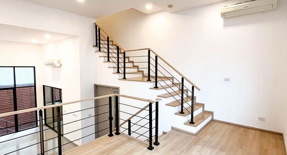 For sale 3 bedrooms townhouse in Suan Luang, Bangkok