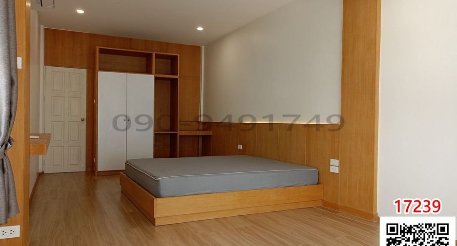For rent 2 bedrooms townhouse in Bang Na, Bangkok