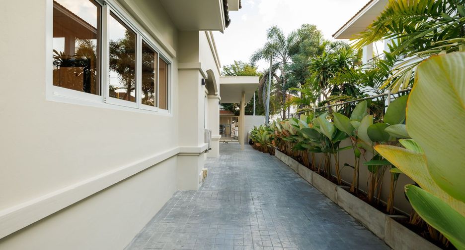 For rent and for sale 4 bedrooms villa in San Sai, Chiang Mai