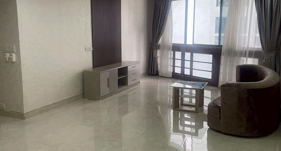 For rent 3 bedrooms condo in Khlong Toei, Bangkok