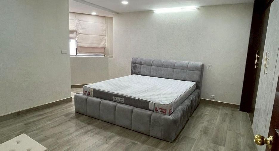 For rent 3 bedrooms condo in Khlong Toei, Bangkok