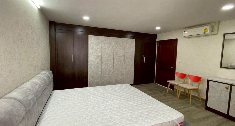 For rent 3 bedrooms condo in Khlong Toei, Bangkok