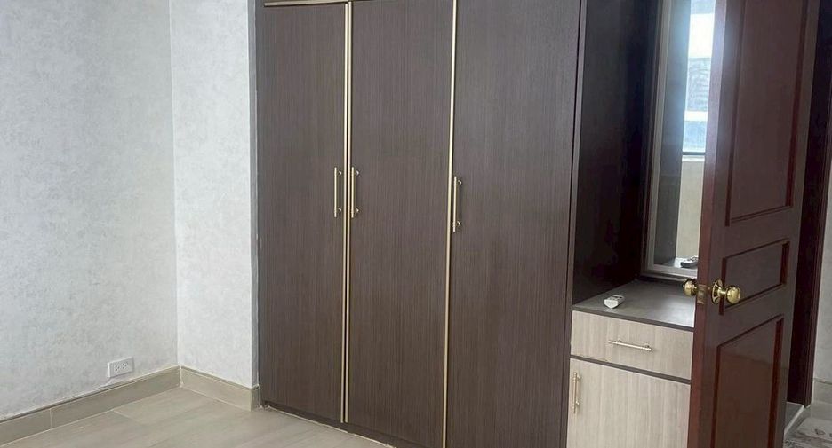 For rent 3 bedrooms condo in Khlong Toei, Bangkok