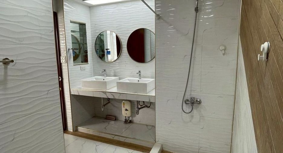 For rent 3 bedrooms condo in Khlong Toei, Bangkok