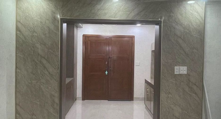 For rent 3 bedrooms condo in Khlong Toei, Bangkok