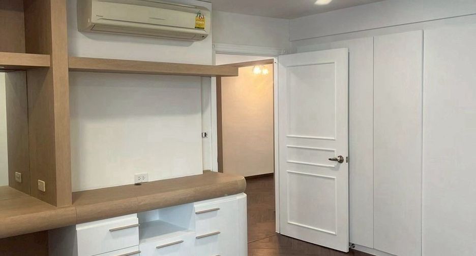 For rent 3 bedrooms condo in Khlong Toei, Bangkok