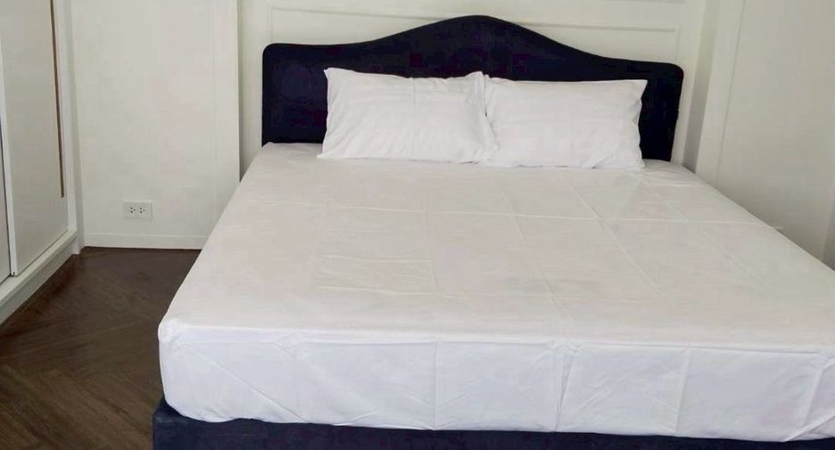 For rent 3 bedrooms condo in Khlong Toei, Bangkok