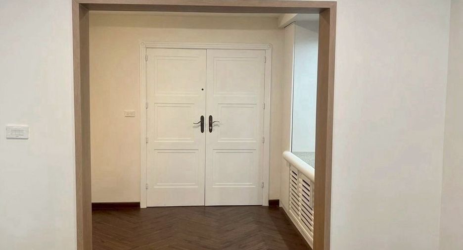 For rent 3 bedrooms condo in Khlong Toei, Bangkok
