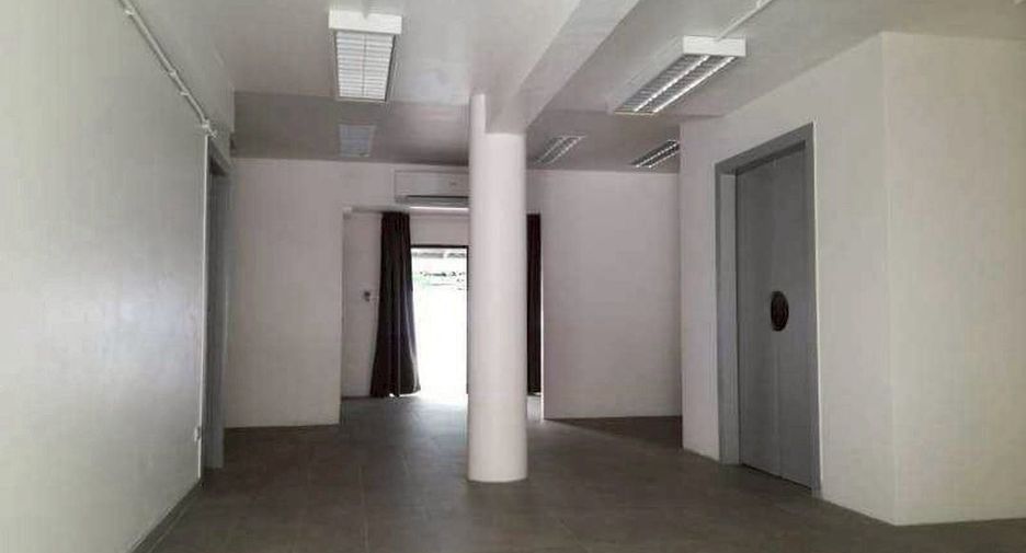 For rent 3 bedrooms retail Space in Watthana, Bangkok