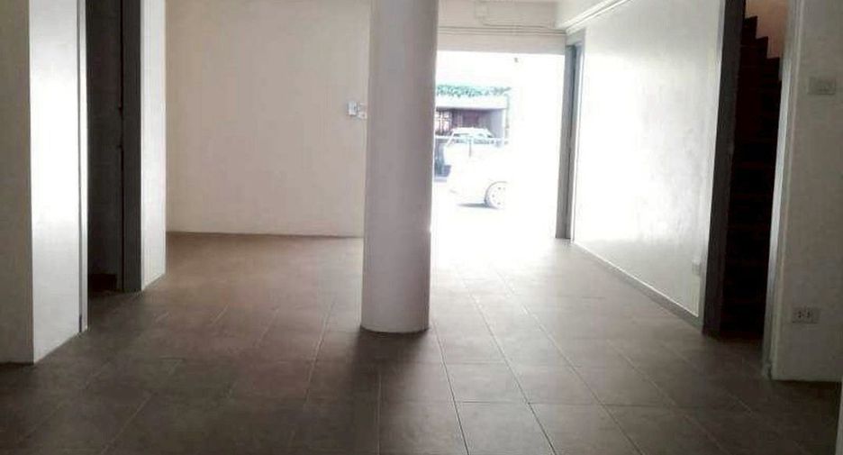 For rent 3 bedrooms retail Space in Watthana, Bangkok