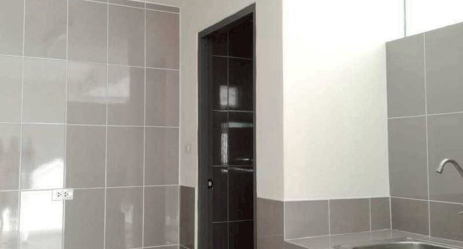 For rent 3 bedrooms retail Space in Watthana, Bangkok