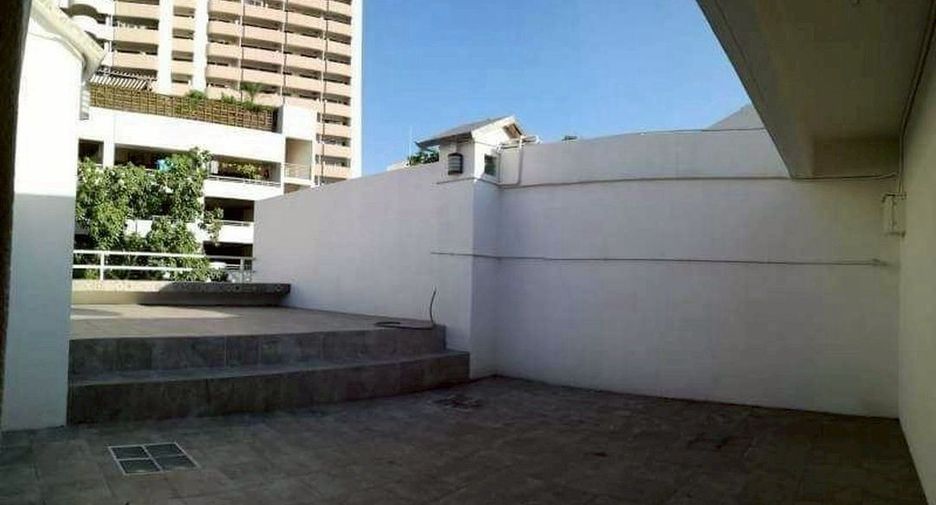 For rent 3 bedrooms retail Space in Watthana, Bangkok