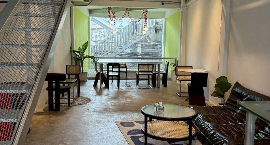 For rent そして for sale retail Space in Phra Khanong, Bangkok