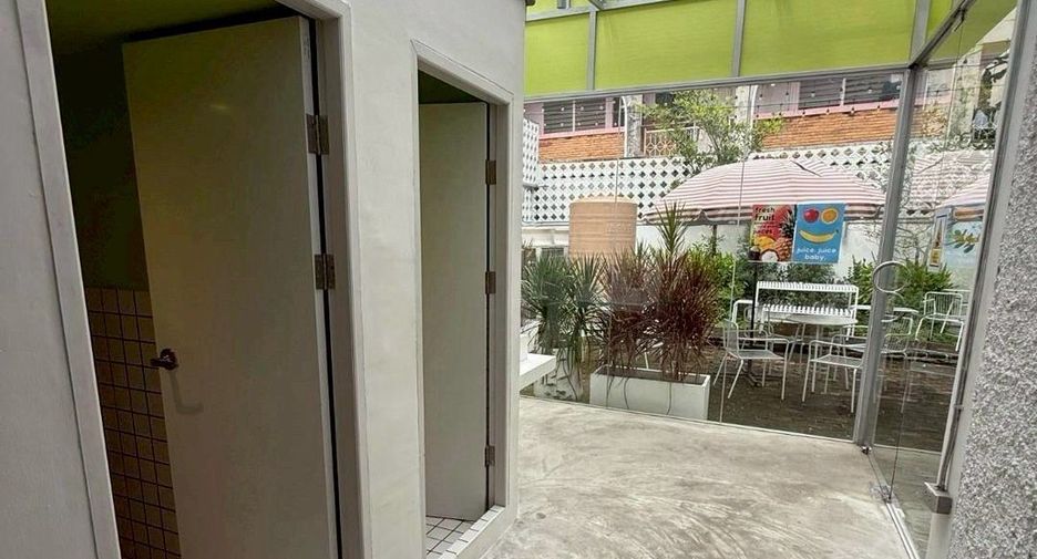 For rent そして for sale retail Space in Phra Khanong, Bangkok
